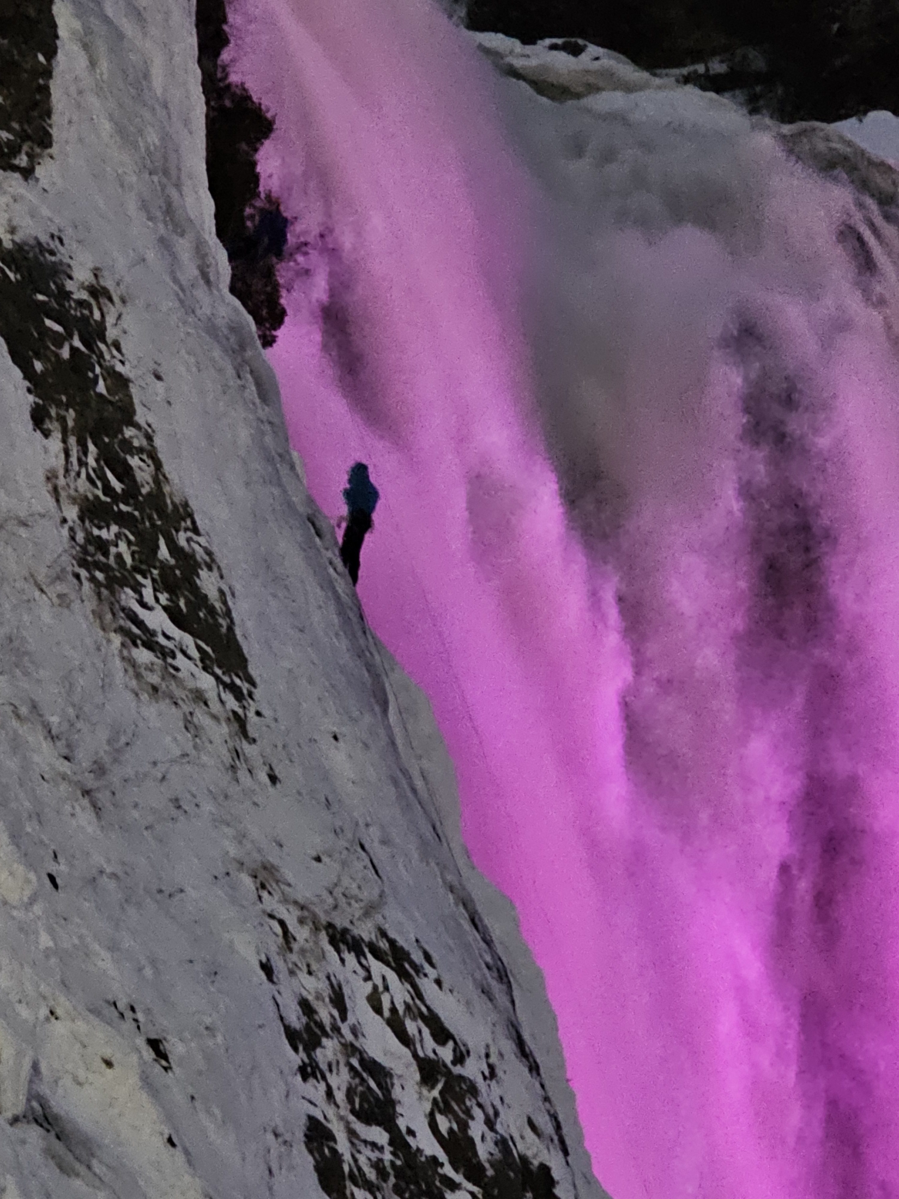 Suspendu le long de la cascade glacée, pas question de prouver son utilité.