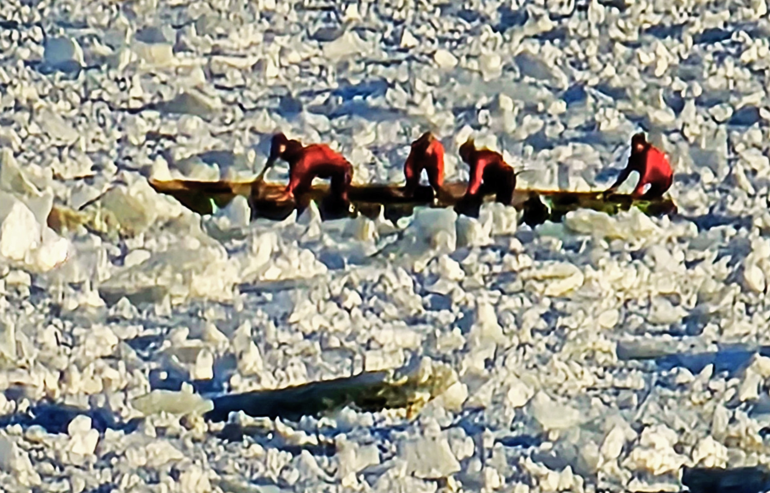 Hommes sur canot a glace canada fleuve Saint Laurent