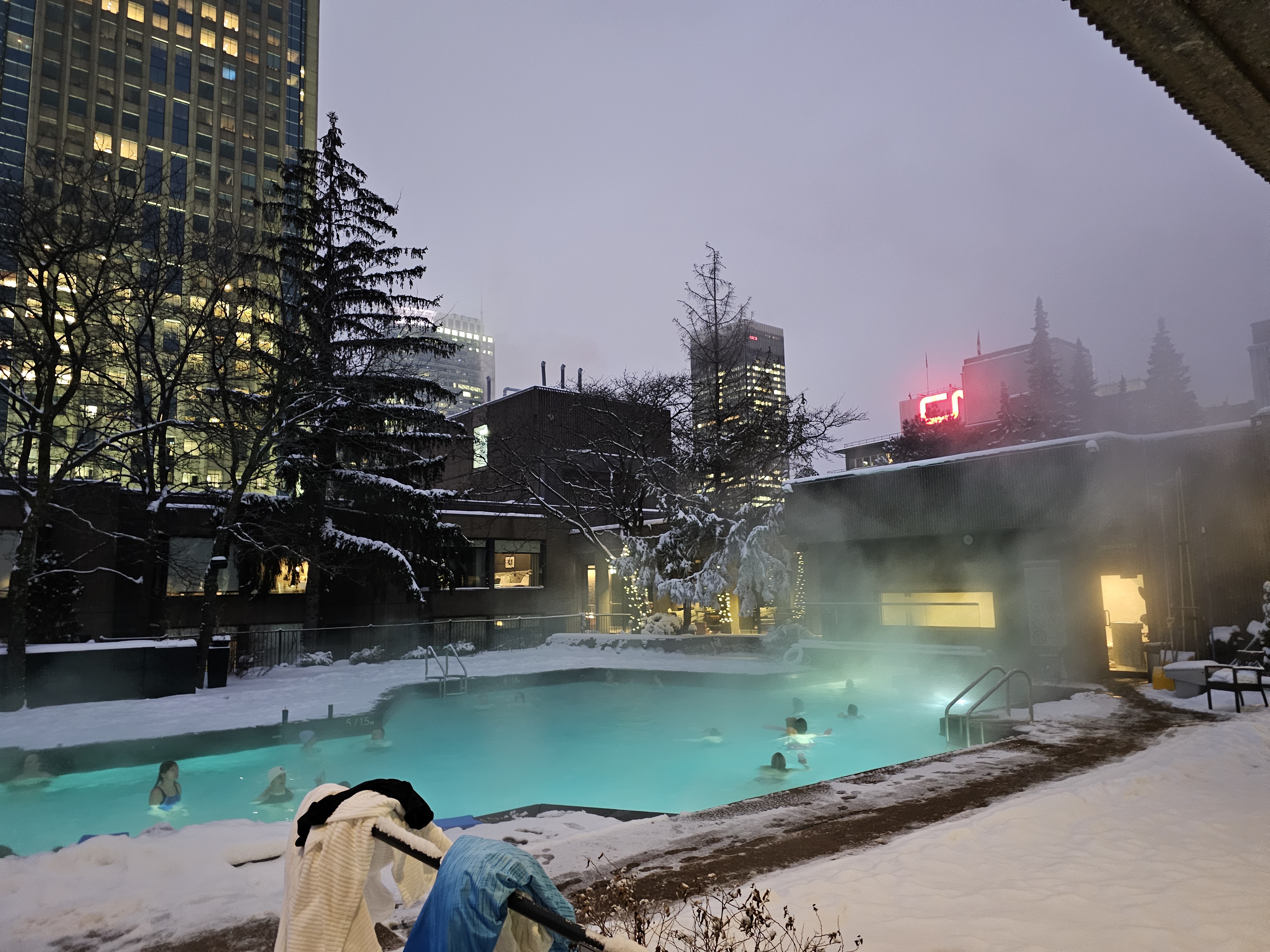 Piscine extèrieure enneigée_Montréal2026